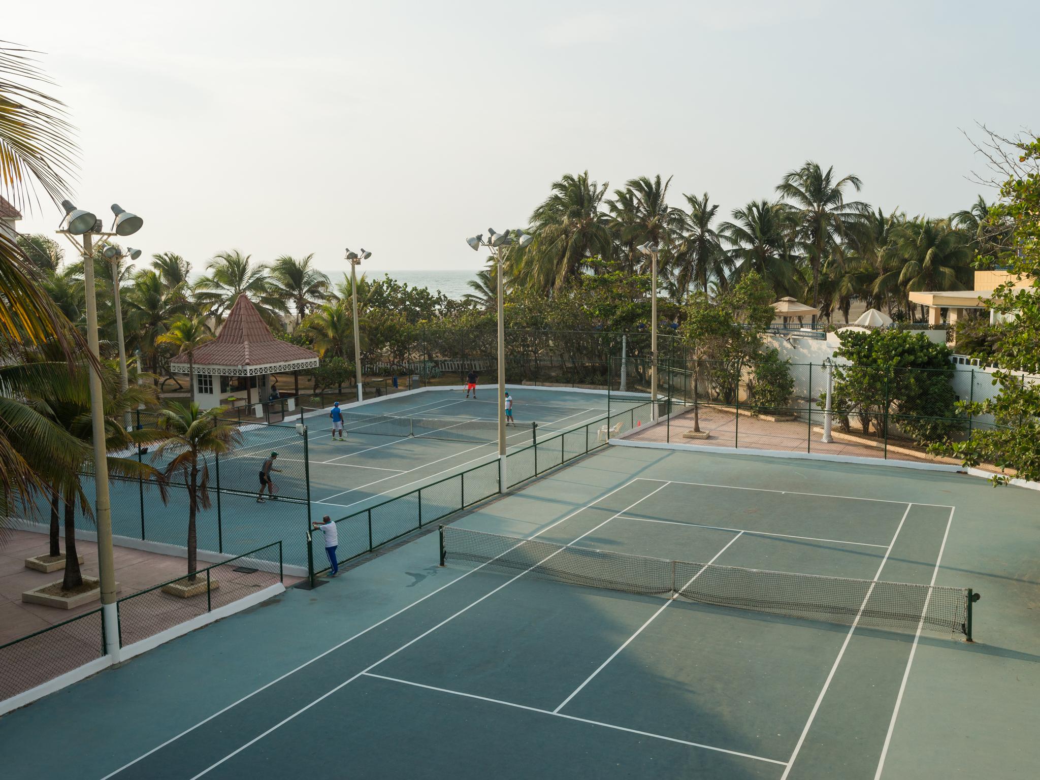 Hotel Las Americas Casa De Playa Cartagena 외부 사진 Tennis courts at the resort