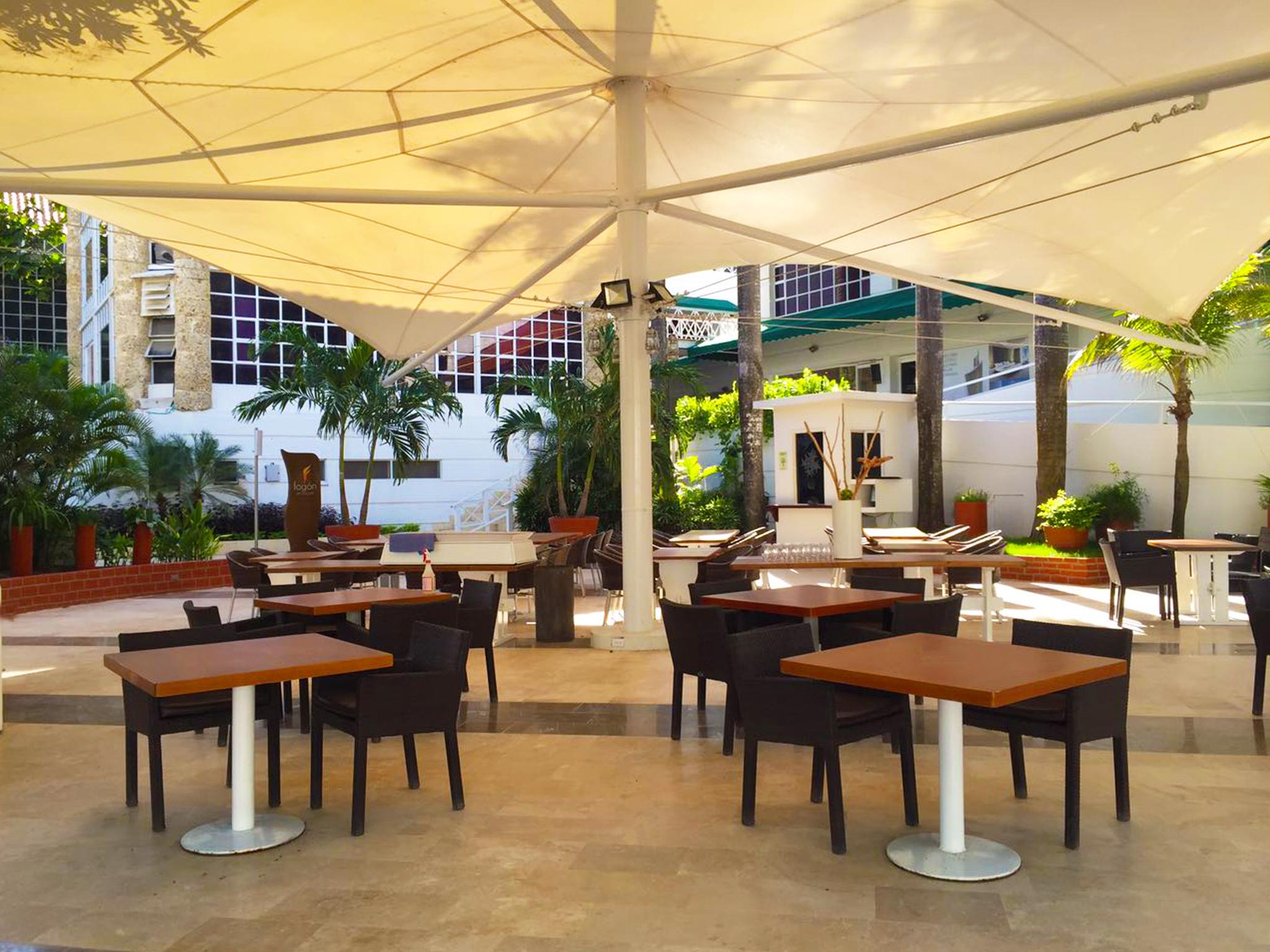 Hotel Las Americas Casa De Playa Cartagena 외부 사진 The patio at the hotel
