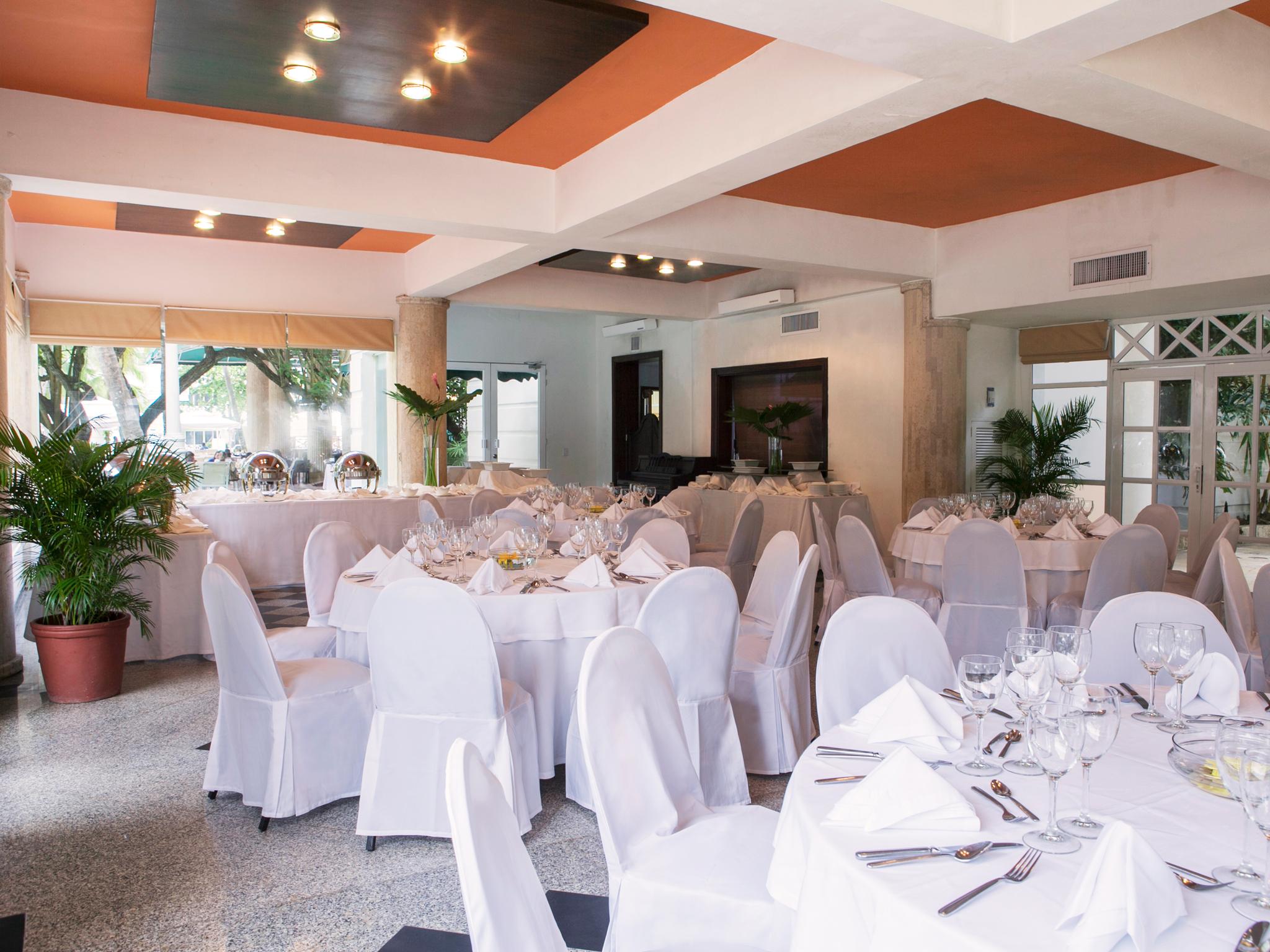 Hotel Las Americas Casa De Playa Cartagena 외부 사진 A restaurant in the resort