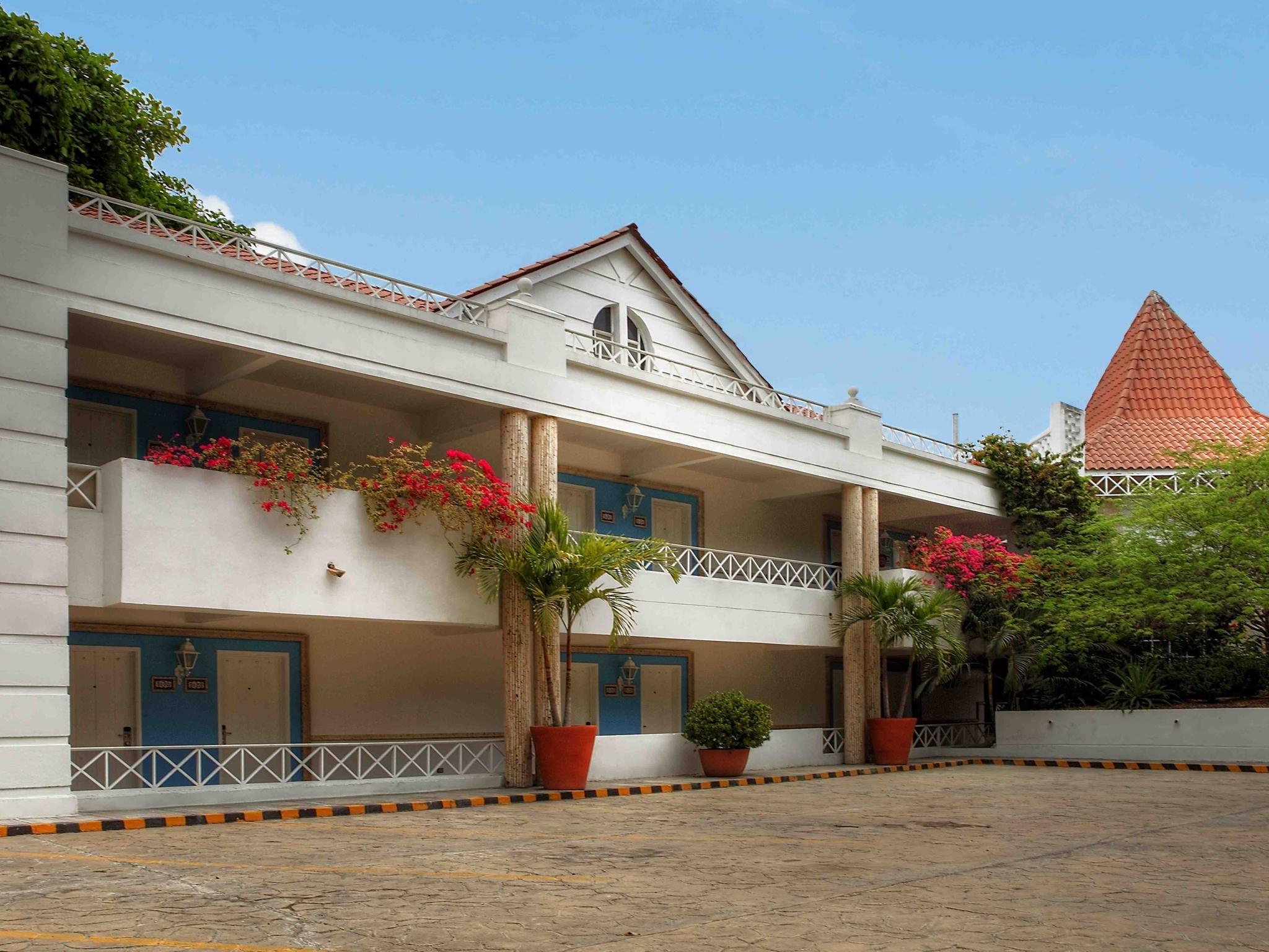 Hotel Las Americas Casa De Playa Cartagena 외부 사진 The school's main building