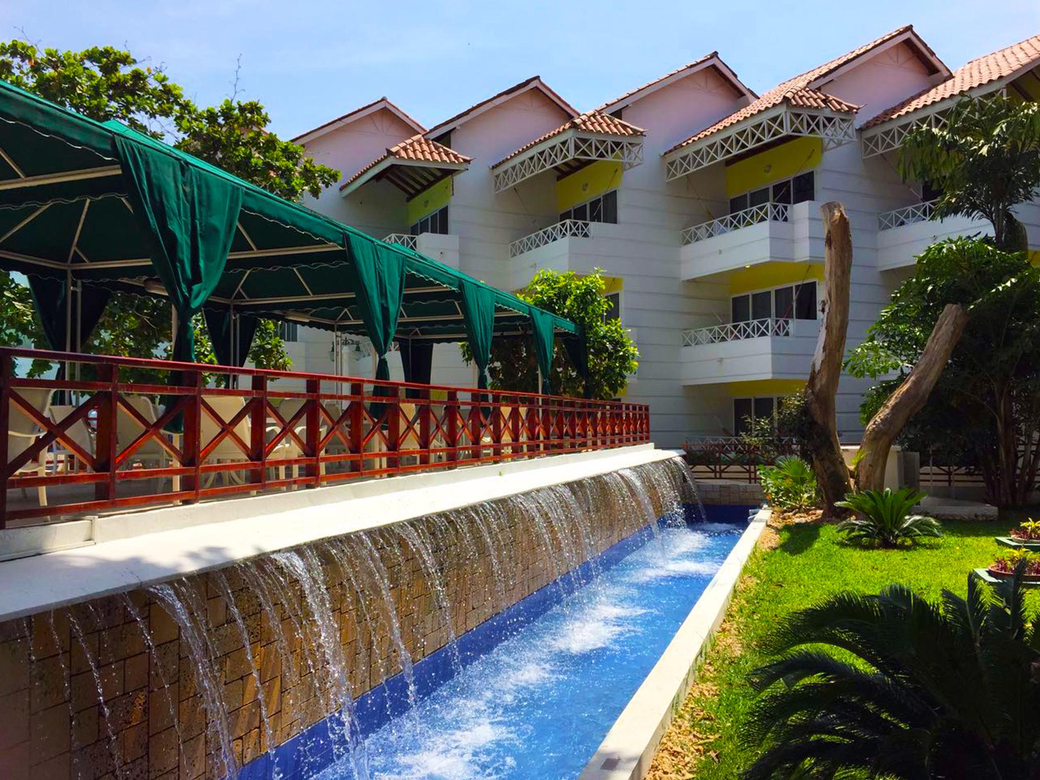 Hotel Las Americas Casa De Playa Cartagena 외부 사진 The resort's pool