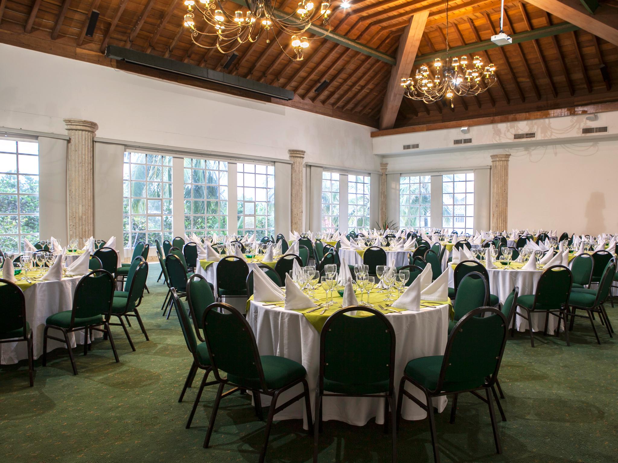 Hotel Las Americas Casa De Playa Cartagena 외부 사진 The interior of the clubhouse