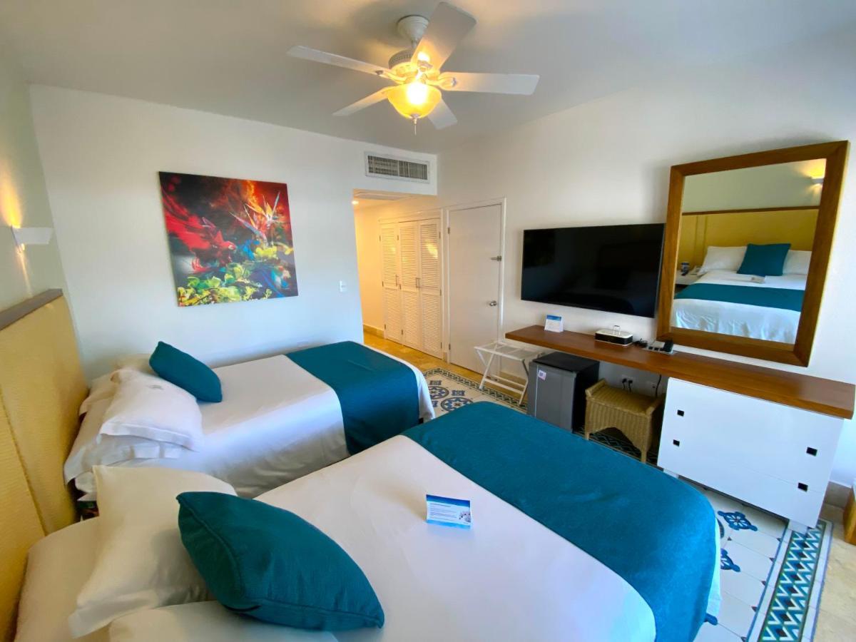 Hotel Las Americas Casa De Playa Cartagena 외부 사진 A room at the hotel